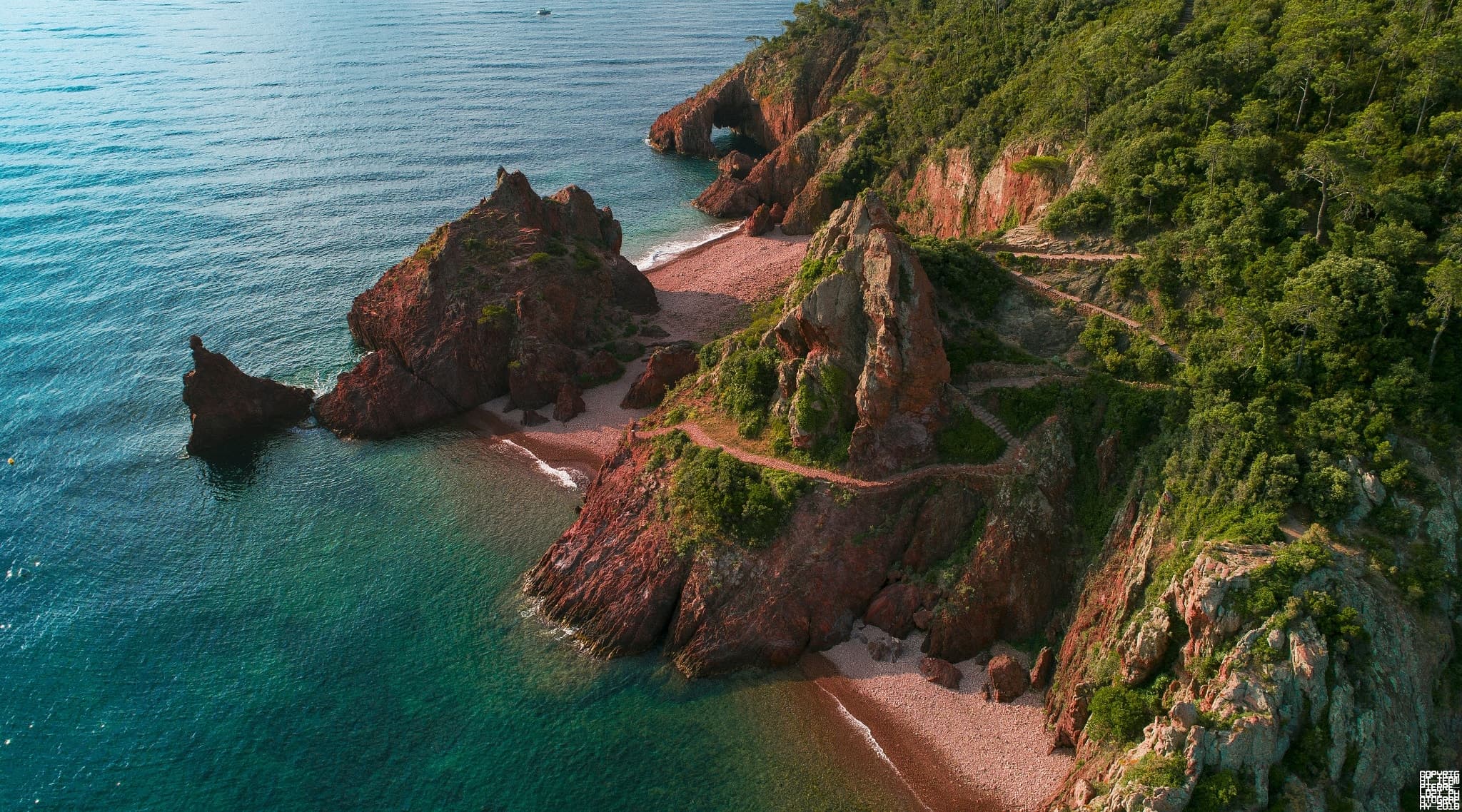Sentier du littoral aux roches rouges
