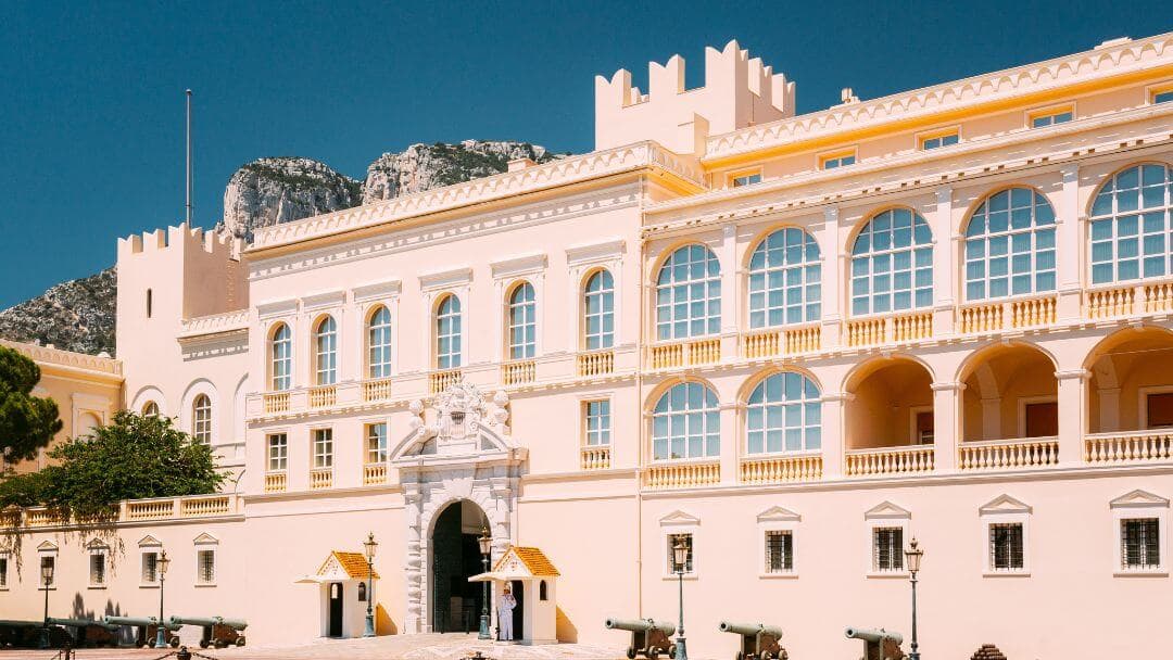 Palais princier et relève de la garde à Monaco